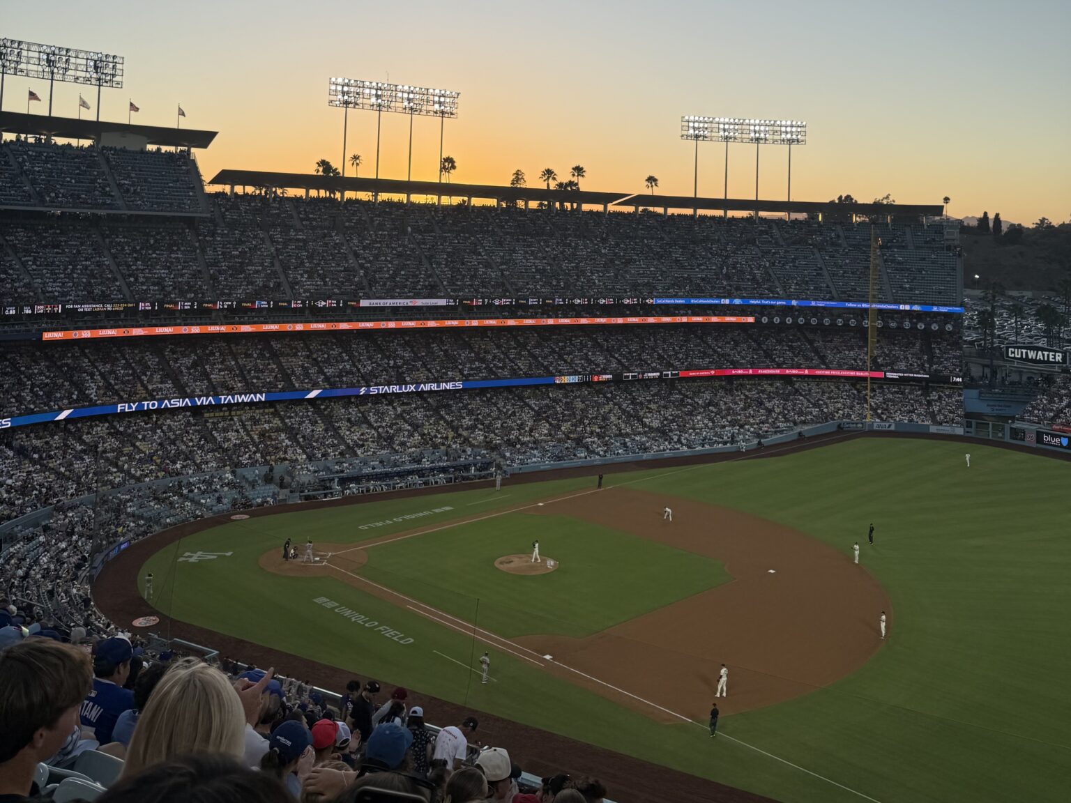 Luxury airline Starlux celebrates Taiwanese heritage at Dodger Stadium The sun sets behind the third-baseline reserve level seats at Dodger Stadium on Aug. 1, 2026. (www.rabblenews.com)