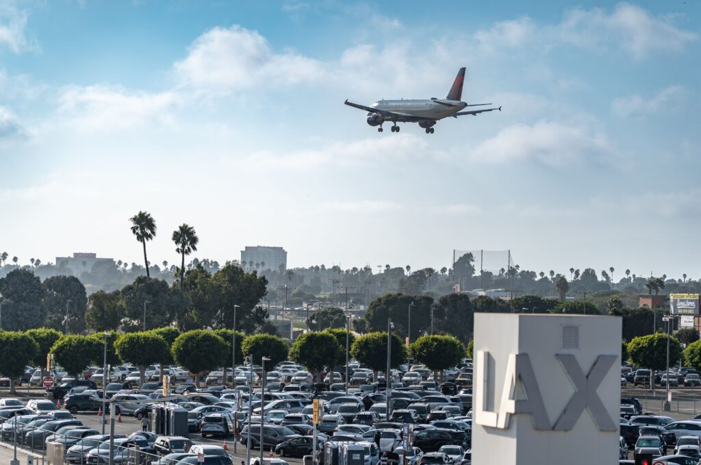 A Delta Air Lines flight lands at Los Angeles International Airport (LAX) on Jan. 4, 2026. (Pexels.com)